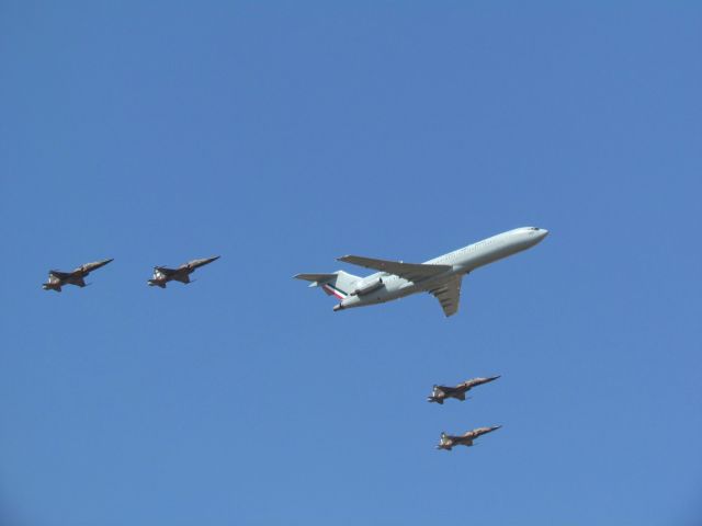 Boeing 727-100 (FAM3505) - Un B-727-200 pasando sobre Santa Lucia, escoltado por cuatro F-5E, para festejar el aniversario 99 de la Fuerza Aerea