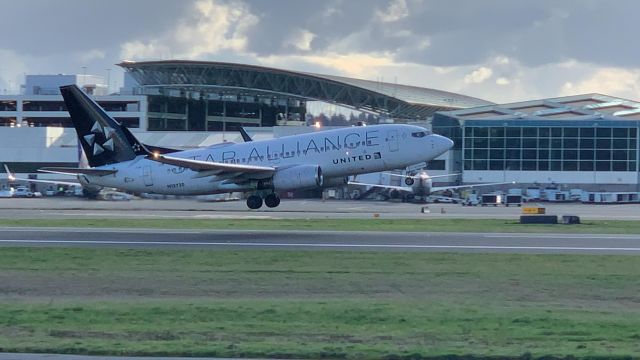 Boeing 737-700 (N13720) - My first official time planespotting at PDX, caught this Star Alliance taking off of runway 28R bound for KIAH.