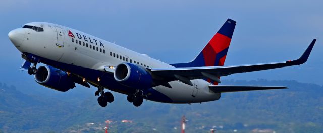 Boeing 737-700 (N310DE) - partiendo desde el Aeropuero Juan SANTAMARIA.