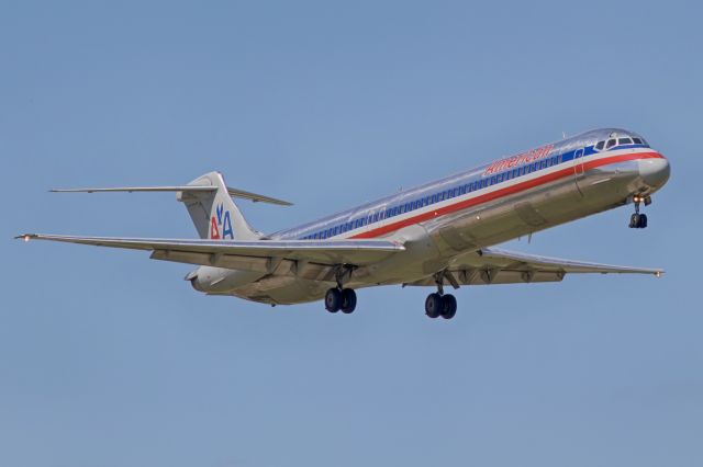 McDonnell Douglas MD-80 —