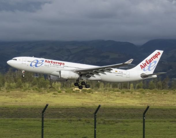 Airbus A330-200 (EC-LMN) - Very Very rare aircraft to see in Quito. Inbound from Madrid