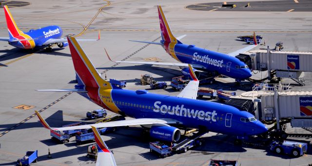 Boeing 737-700 (N413WN) - phoenix sky harbor international airport 18MAR22