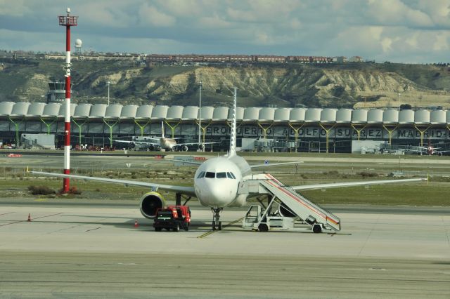 Airbus A320 (EC-MBF) - Vueling Airbus A320-200 EC-MBF in Madrid 