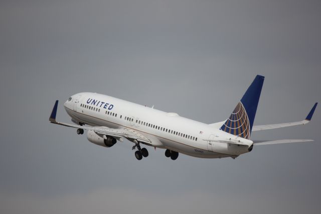 Boeing 737-900 (N35407) - Taking off to the west from runway 25