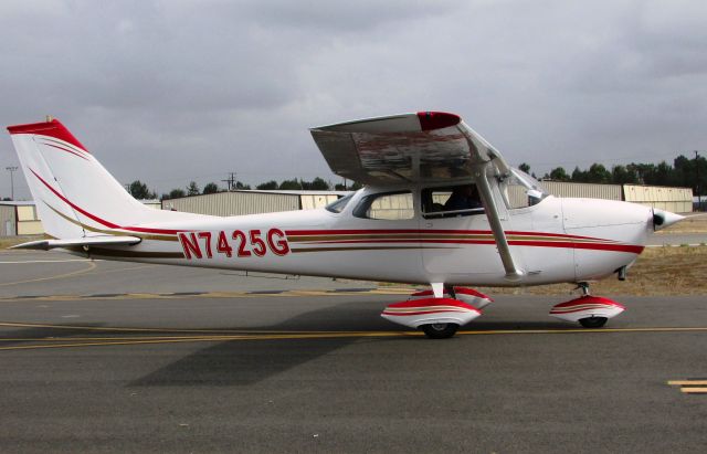 Cessna Skyhawk (N7425G) - Taxiing to RWY 24