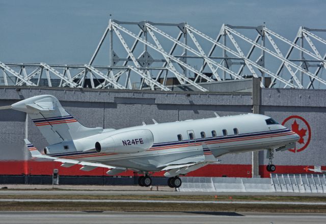 Canadair Challenger 350 (N24FE)