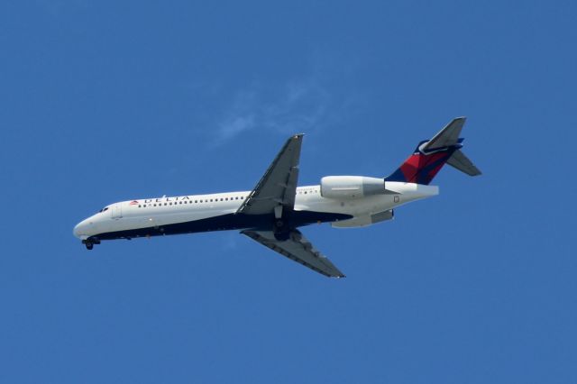 Boeing 717-200 (N960AT) - Approximately 10km from KSFO, altitude 2000~2500 feet.br /Releasing landing gears.