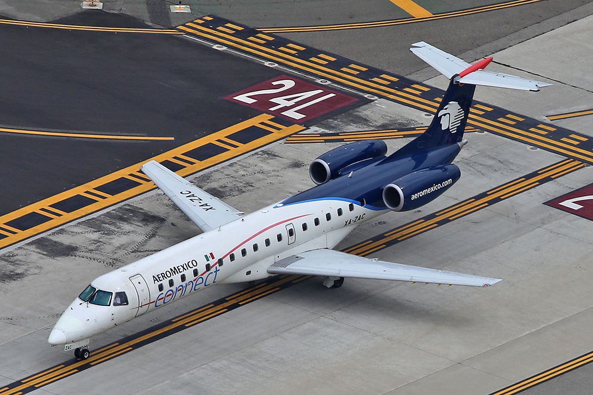 Embraer ERJ-145 (XA-ZAC) - Taxiing prior to takeoff.