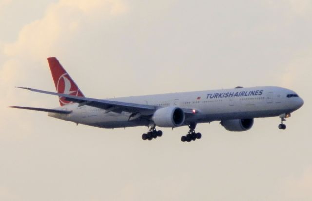 BOEING 777-300ER (TC-JJS) - Coming in from Istanbul!