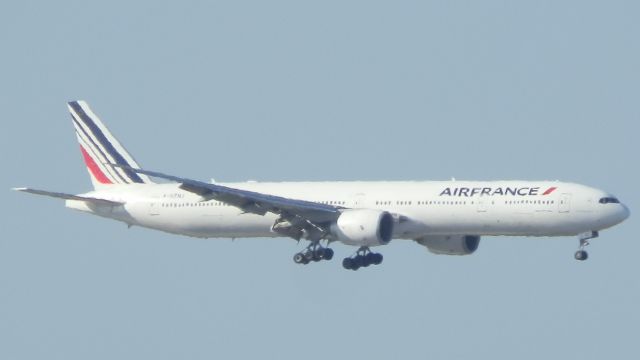 BOEING 777-300ER (F-GZNJ) - Arriving from Paris ,Charles de Gaulle(Roissy){LFPG}