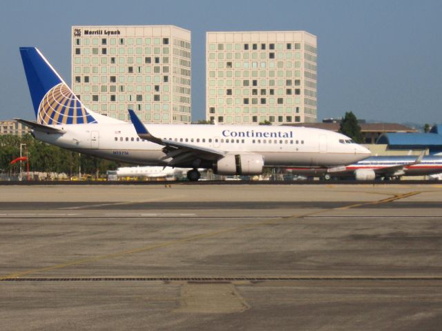 Boeing 737-700 (N13716) - Just after landing on RWY 19R