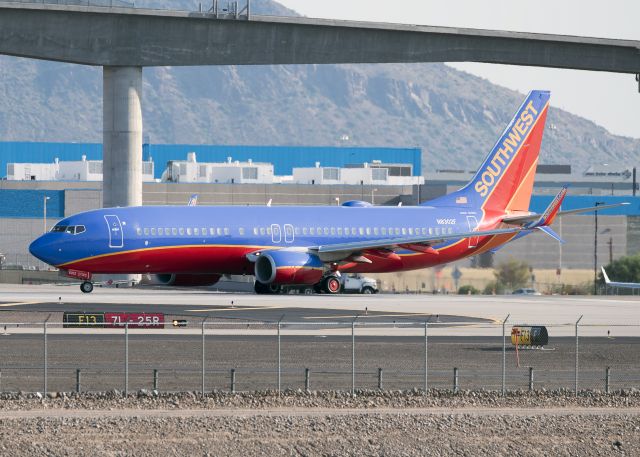 Boeing 737-800 (N8302F)
