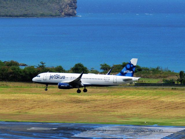 Airbus A320 (N715JB)