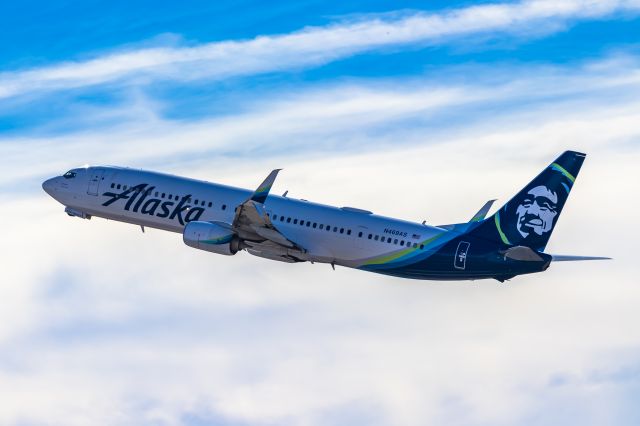 Boeing 737-900 (N469AS) - Alaska Airlines 737-900 taking off from PHX on 11/5/22. Taken with a Canon 850D and Tamron 70-200 G2 lens.