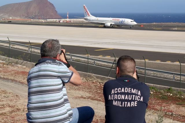 Boeing 737-800 (EC-HGQ) - My friends Pedro and Arturo, an afternoon of spotting.-br /Tenerife Sur Airportbr /10/04/2009br /Olympus E400br /Zuiko Digital 14/42mm.-
