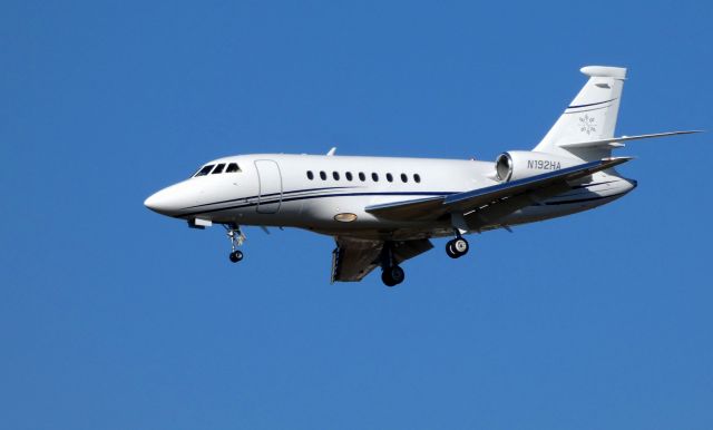 Dassault Falcon 2000 (N192HA) - On final is this 1998 Dassault Falcon 2000 in the Autumn of 2019.