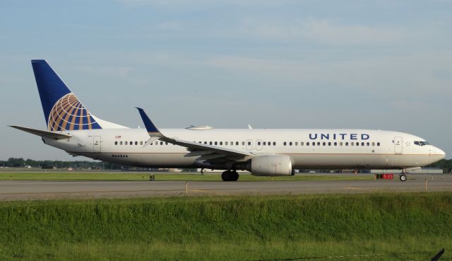 Boeing 737-900 (N64844) - United 737-900 close up