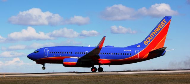 Boeing 737-700 (N758SW) - Landing on runway 26.