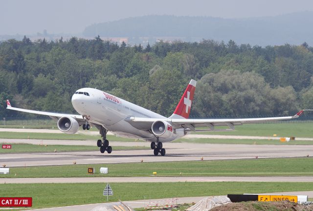 Airbus A330-200 (HB-IQP)