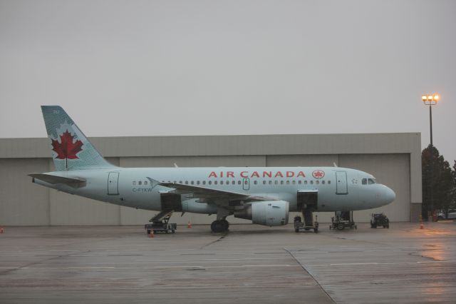 Airbus A319 (C-FYKW)