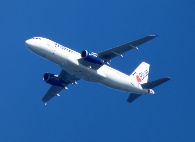 Airbus A320 (N586JB) - This Jet Blue has the "I Love NY" livery is minutes from landing April 2018.