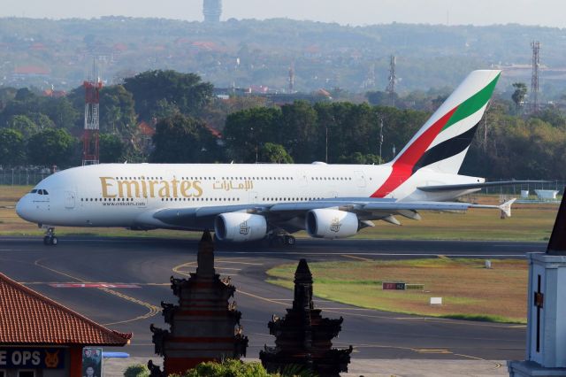 Airbus A380-800 (A6-EUO)