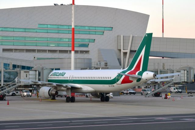 Airbus A320 (EI-DTM) - Alitalia Airbus A320-216 EI-DTM in Roma Fiumicino