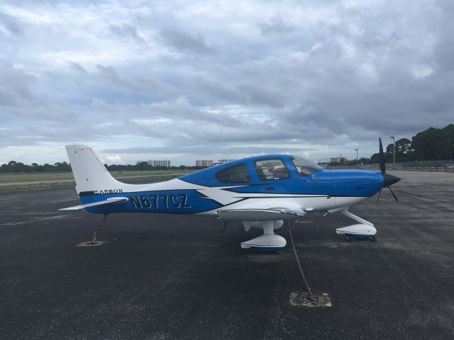 Cirrus SR-22 (N677CZ)