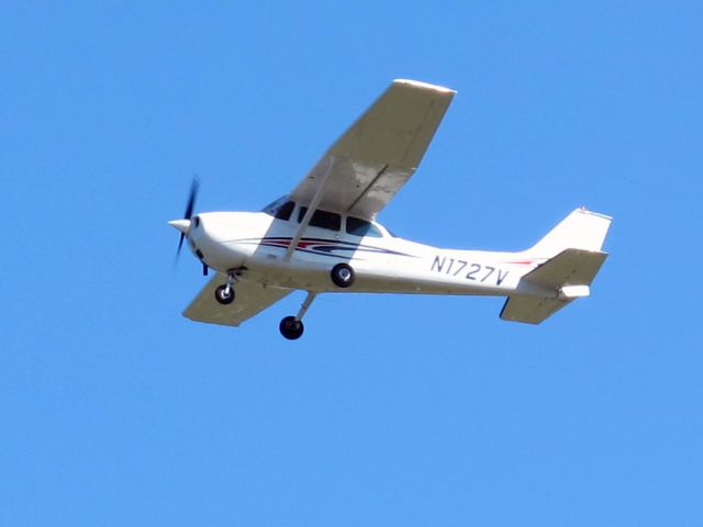 Cessna Skyhawk (N1727V) - Take off runway 26.