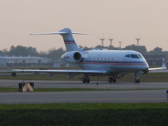 Bombardier Challenger 300 (N21FE)