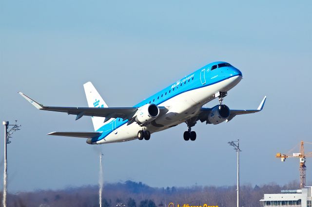EMBRAER 175 (long wing) (PH-EXL)