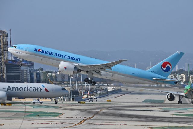 Boeing 777-200 (HL8043)