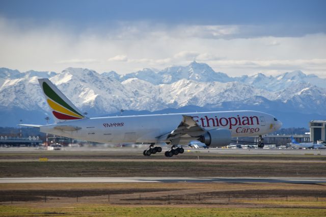 Boeing 777-200 (ET-ARK) - B777 a momento before landing on the runway 35R