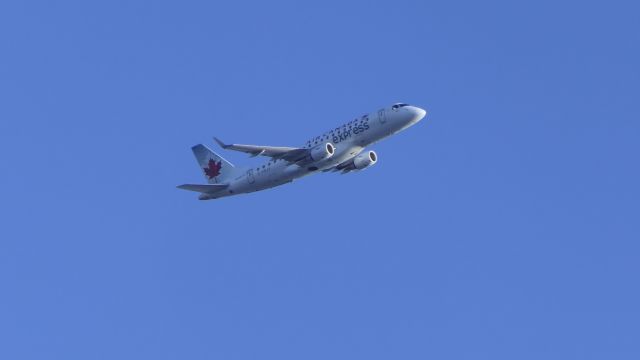 EMBRAER 175 (long wing) (C-FEJY)