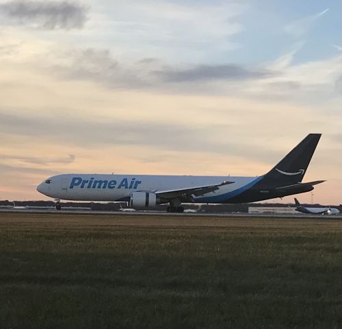 BOEING 767-300 (N1093A) - Runway 19 arrival!