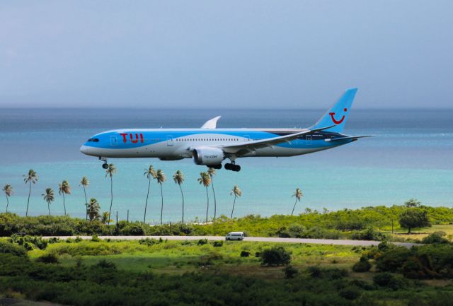Boeing 787-9 Dreamliner (G-TUIO)