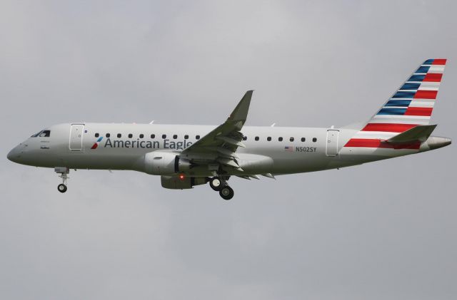 Embraer 175 (N502SY)