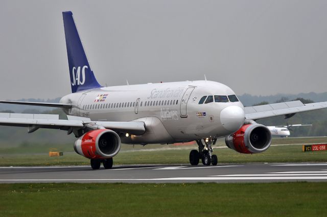 Airbus A319 (OY-KBT) - SAS539 arriving up the slope of 05R at Manchester on the flight from Copenhagen.