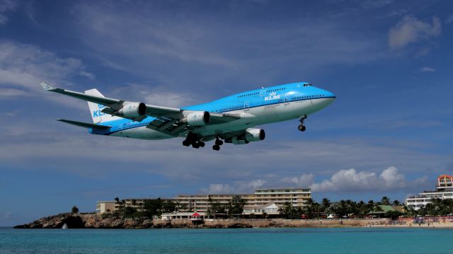 Boeing 747-400 (PH-BFL) - 13/12/2013.Approaching Maho Beach.