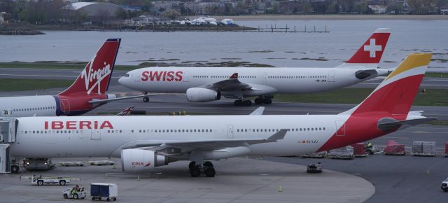 Airbus A330-300 (HB-JHA)