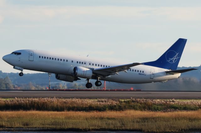 BOEING 737-400 (N804TJ) - Swift/Iero B734 departing BOS after arriving from Nashville, presumably with the Predators hockey team to play the Bruins. 