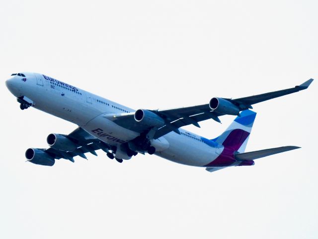 Airbus A340-300 (OO-SCX) - EWG1100 DUS-JFK