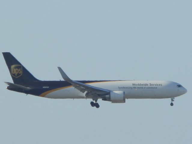 BOEING 767-300 (N347UP)