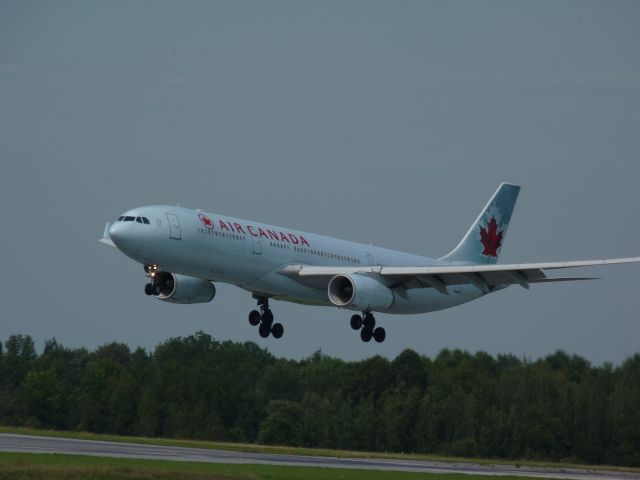 Airbus A330-300 (C-GHKX) - landing on #25 from Heathrow