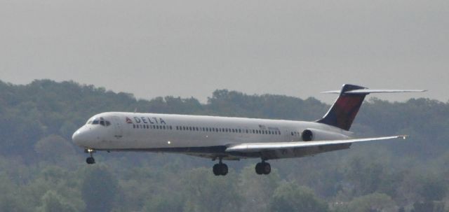 McDonnell Douglas MD-80 (N996DL)