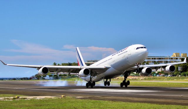 Airbus A340-300 (F-GLZN)