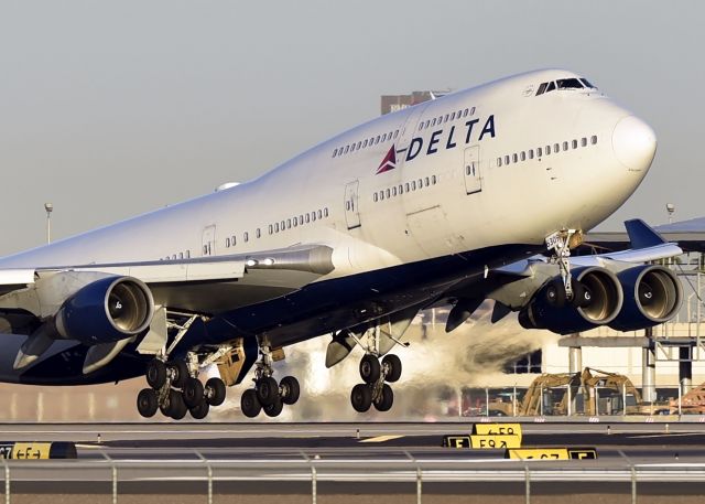 Boeing 747-400 (N665US)