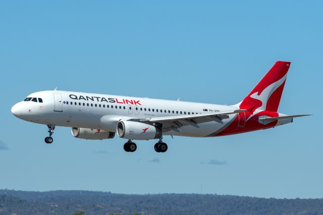 Airbus A320 (VH-VQQ) - A320-232 cn2537. Qantaslink VH-VQQ Rotness Island final rwy 03 YPPH 20 May 2023