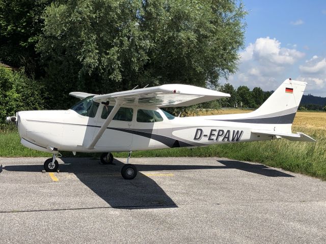 Cessna Skyhawk (D-EPAW) - Taken during lunch time at Landshut on 13.06.2022