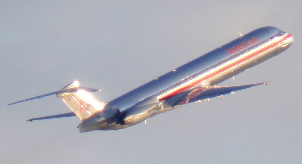 McDonnell Douglas MD-83 (N9681B)